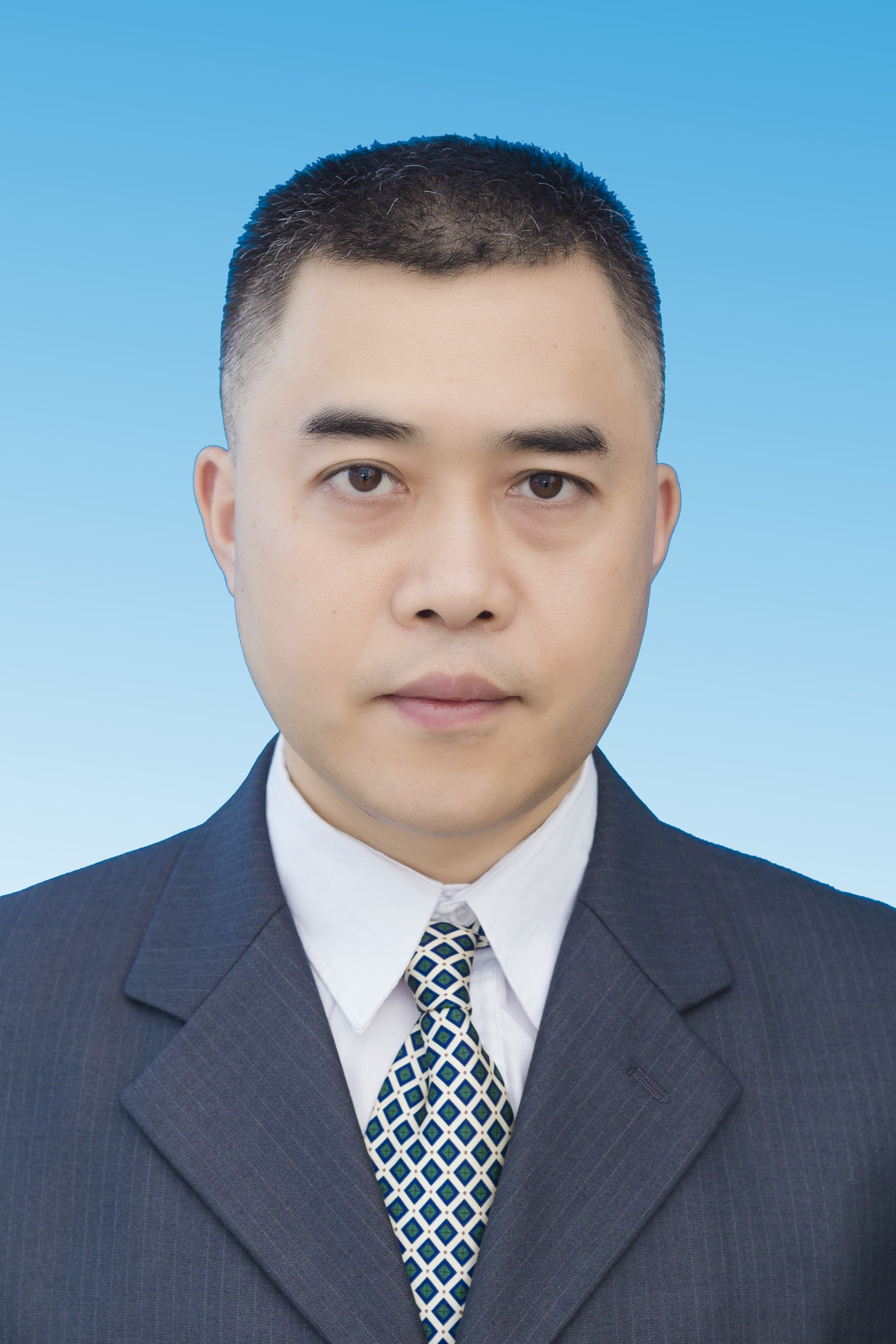 党组成员、市工业经济发展中心主任：尹松